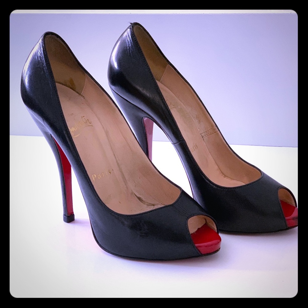 Christian Louboutin 4’ peep toe pump